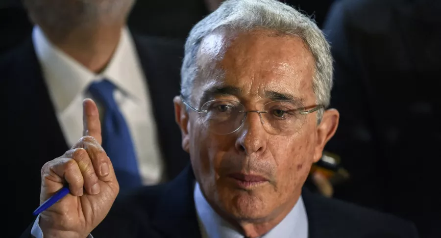 Foto de Álvaro Uribe, a propósito de su caso con la Fiscalía