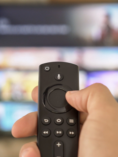 Televisor inteligente con control remoto, ilustra los peligros de un Smart TV.