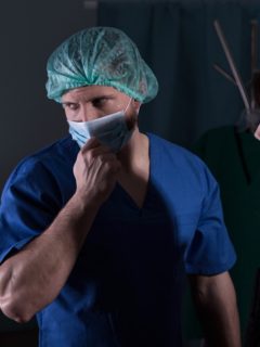 Doctor con mujer en sala de autopsia, ilustra nota de hombre declarado muerto da señales de vida en autopsia, en India