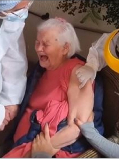 Reacciones de abuelitas vacunadas en Colombia contra la COVID-19