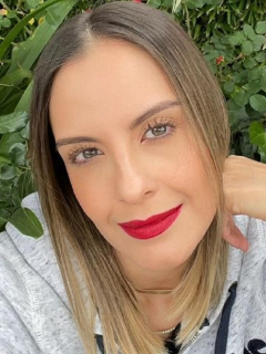 Selfi de Laura Acuña, ilustra nota sobre nuevo programa de Canal RCN, los presentadores que tendría y entre los que la incluyeron a ella.