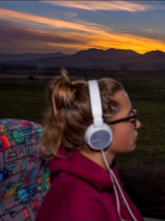 Imagen de una viajera en bus, que ilustra aumento en venta digital de tiquetes para Semana Santa