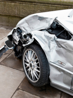 Carro estrellado, ilustra nota de madre de gemelos se sacrificó para salvar a sus bebés en accidente en EEUU