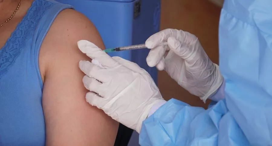 España confirmó la muerte de una mujer de 43 años luego de recibir la primera dosis de la vacuna de AstraZeneca contra el coronavirus.