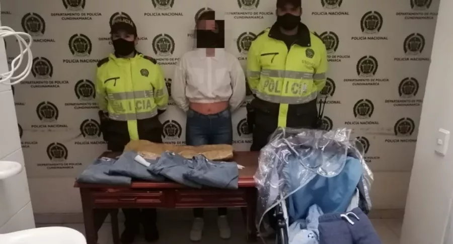 La Policía presentó a la mujer con el falso bebé y con las prendas que había hurtado, en un almacén en Cundinamarca