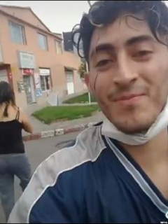 Imágenes del hombre al que mujeres señalan de acosador en Bogotá, aunque él dice que es actor y que interpreta a un personaje