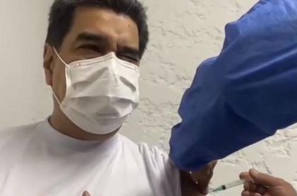 Video del momento en que Nicolás Maduro recibe la vacuna rusa Sputnik V contra el coronavirus