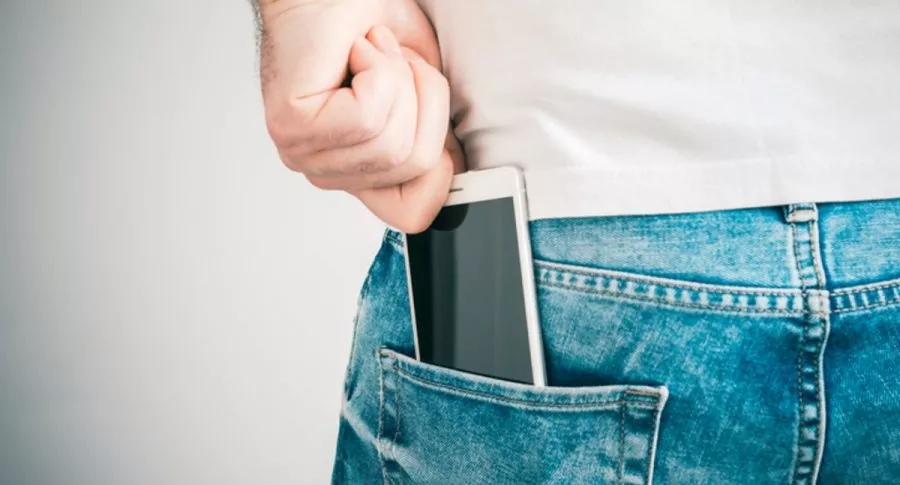 Hombre guarda celular en bolsillo trasero, ilustra nota de científico que denuncia a Apple luego de que iPhone X explotara en sus bolsillos