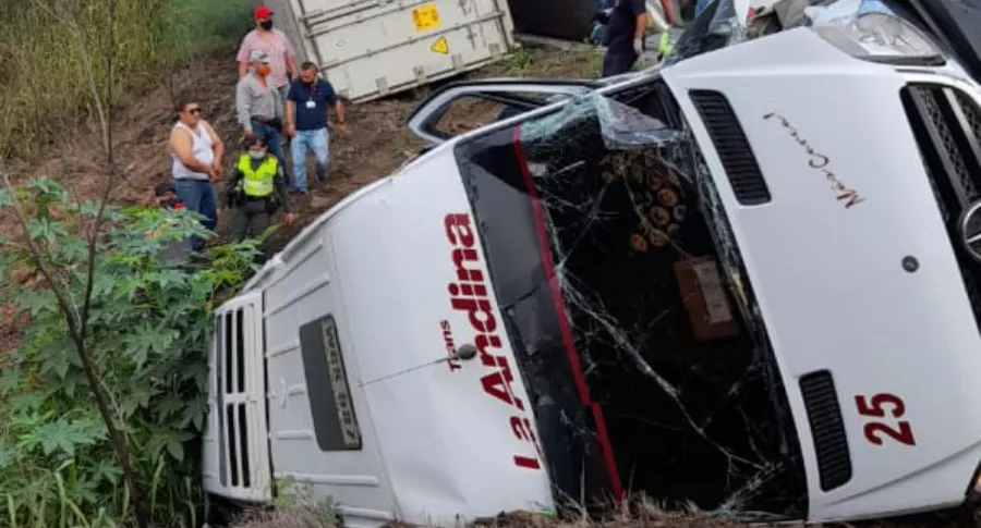 En la mañana de este 6 de marzo chocaron dos vehículos en una carretera del Valle del Cauca. Diez personas resultaron heridas.