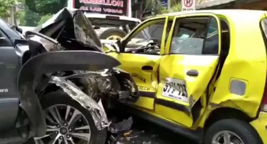 Accidente entre cinco carros que se originó en Envigado (Antioquia) por un conductor borracho