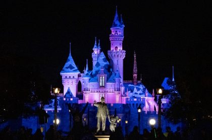 Vista general de la estatua de Walt Disney y Mickey Mouse frente al Castillo de la Bella Durmiente en el Parque Disneyland, que reabrirá en abril junto a otros parques temáticos de California, Estados Unidos.