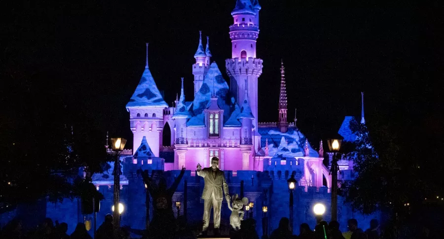 Vista general de la estatua de Walt Disney y Mickey Mouse frente al Castillo de la Bella Durmiente en el Parque Disneyland, que reabrirá en abril junto a otros parques temáticos de California, Estados Unidos.