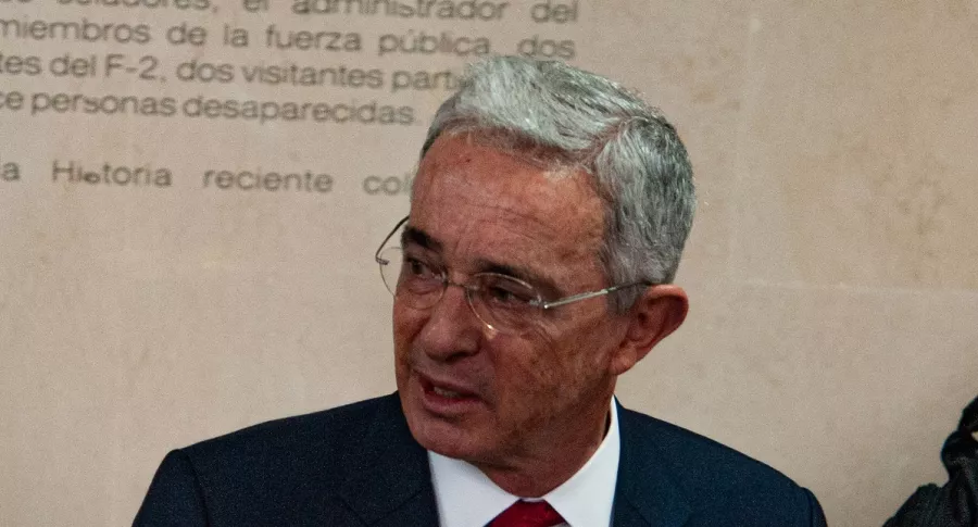 Álvaro Uribe ilustra nota sobre columna de Daniel Coronell