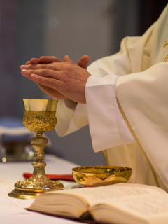 Sacerdote en misa reza sobre hostia, ilustra nota de video de sacerdote se equivoca y pone rap en plena transmisión en vivo de misa