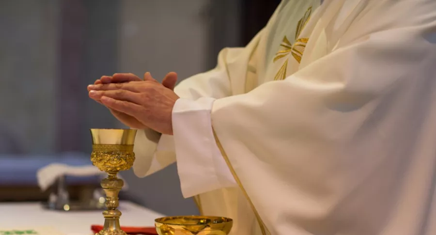 Sacerdote en misa reza sobre hostia, ilustra nota de video de sacerdote se equivoca y pone rap en plena transmisión en vivo de misa