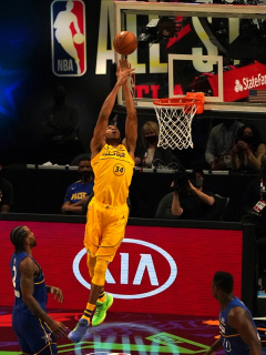 Giannis Antetokounmpo (uniforme amarillo), del equipo LeBron James, durante el 70 ° Juego de las Estrellas de la NBA (All Star 2021) en State Farm Arena en Atlanta, Georgia, el 7 de marzo de 2021. El partido fue ganado por el Team LeBron ante el equipo de Kevin Durant.