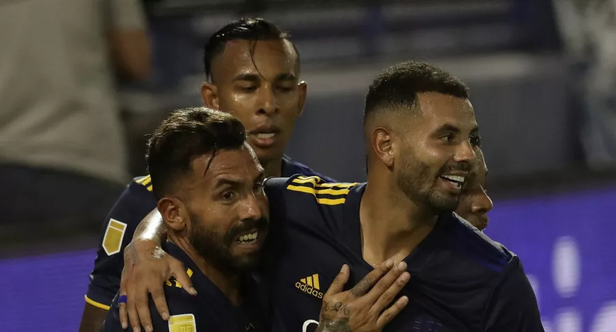 Jugadores de Boca Juniors Edwin Cardona, Sebastián Villa y Carlos Tévez ilustran nota de video de los goles de los colombianos en la victoria 7 -1 contra Vélez