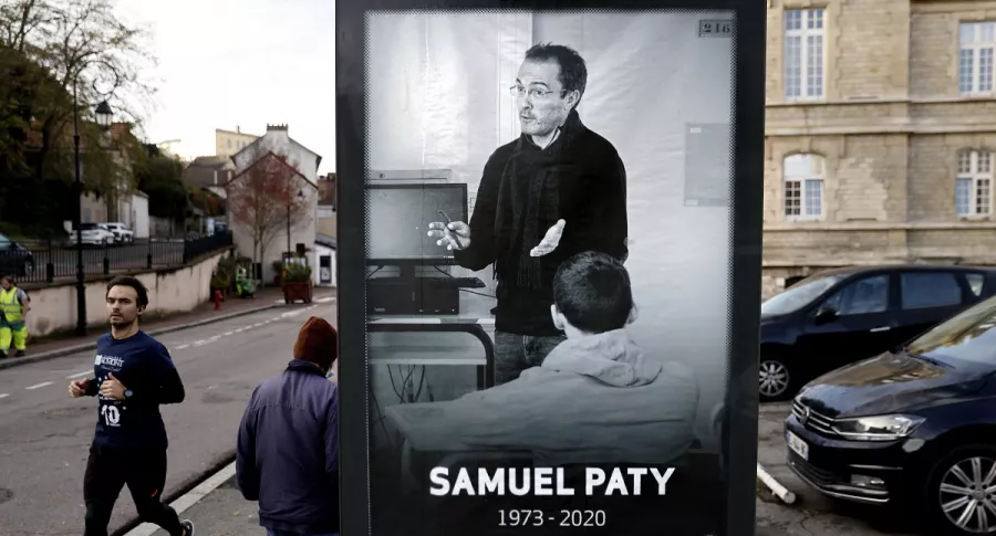 Cartel del profesor Samuel Paty colocado en el centro de la ciudad de Conflans-Sainte-Honorine, a 30 km al noroeste de París, ilustra artículo Profesor fue decapitado en Francia y alumna que le acusó reconoce que mintió