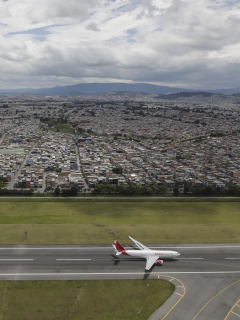 Avión de Avianca en el aeropuerto El Dorado, de Bogotá, ilustra nota sobre vuelos humanitarios desde Bogotá hacia Leticia
