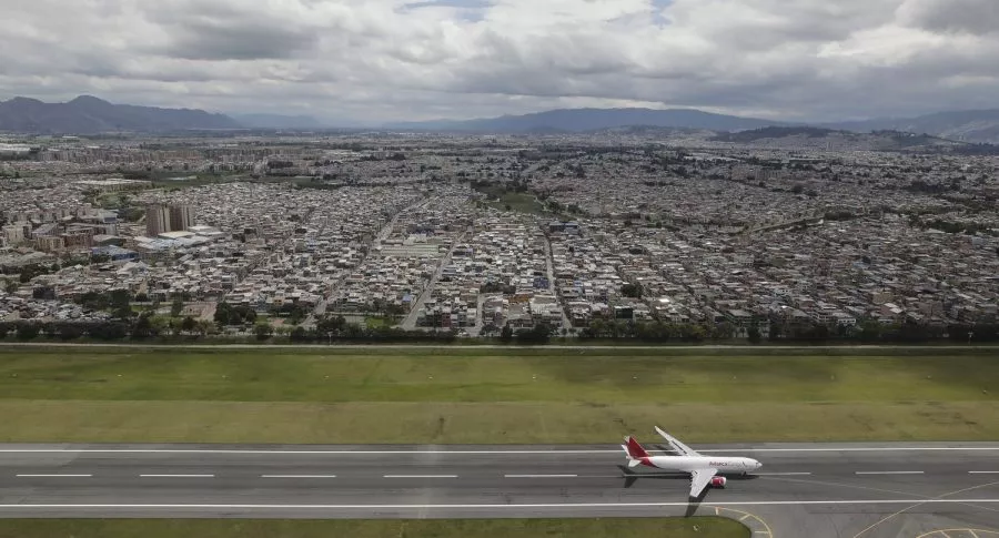Avión de Avianca en el aeropuerto El Dorado, de Bogotá, ilustra nota sobre vuelos humanitarios desde Bogotá hacia Leticia