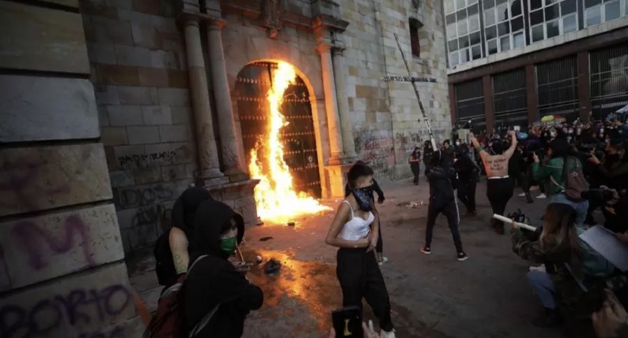 Feministas que le prendieron fuego a iglesia de Bogotá