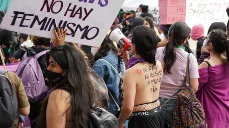 Miles de mujeres, muchas de ellas con el torso descubierto marcharon por la avenida Séptima, en Bogotá / Pulzo - Juanita Agudelo.
