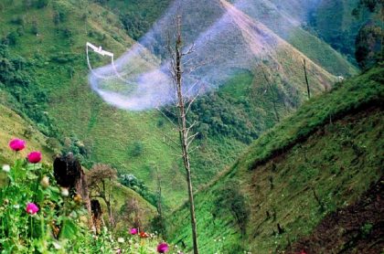 Avión fumigando cultivos ilícitos con glifosato en Colombia ilustra nota sobre el rechazo de la Cancillería al llamado de la ONU