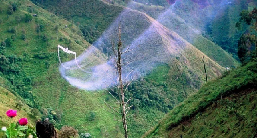 Avión fumigando cultivos ilícitos con glifosato en Colombia ilustra nota sobre el rechazo de la Cancillería al llamado de la ONU