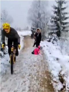 Captura de pantalla de video viral de ciclista que atropelló a niña y huyó del lugar