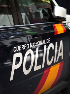 Carro de policía, ilustra nota de secuestran a discapacitado y tatúan vejaciones en rostro: 7 capturados en España