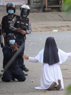 Captura de pantalla de video de monja en Myanmar que se arrodilló y suplicó por la vida de unos niños