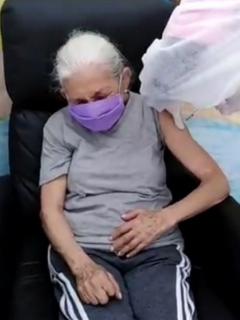 Doña anciana decrépita, de La Tele Letal, siendo vacunada contra el coronavirus