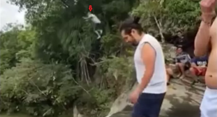 Momento en que Diego Inchima salta al charco del Burro, en Cauca, en donde finalmente se ahogó