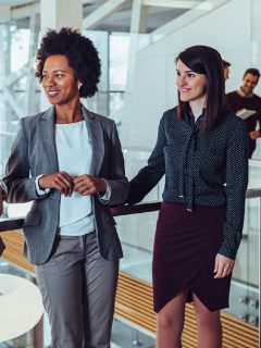 Mujeres ejecutivas, a propósito de la masiva oferta de empleo en el Sena.
