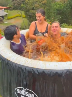 Los 'influenciadores' colombianos aseguraron que llenaron el jacuzzi con 500 millones de botellas de gaseosa por una buena causa.