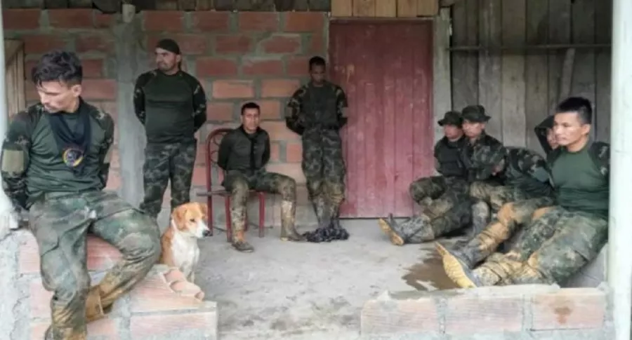 Imagen de los 9 militares retenidos por indígenas en Chocó, cuando patrullaban en Carmen de Atrato