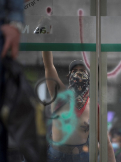 Mujer que atentó contra la infraestructura de Transmilenio en las marchas del 08 de marzo.