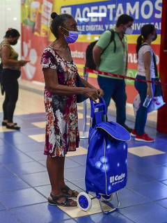 Imagen de fila de personas en centro comercial ilustra artículo Unicef se quejó de que se abrieron los centros comerciales y no las escuelas