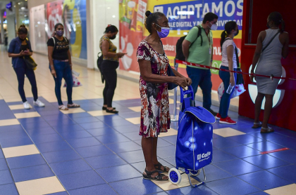 Imagen de fila de personas en centro comercial ilustra artículo Unicef se quejó de que se abrieron los centros comerciales y no las escuelas