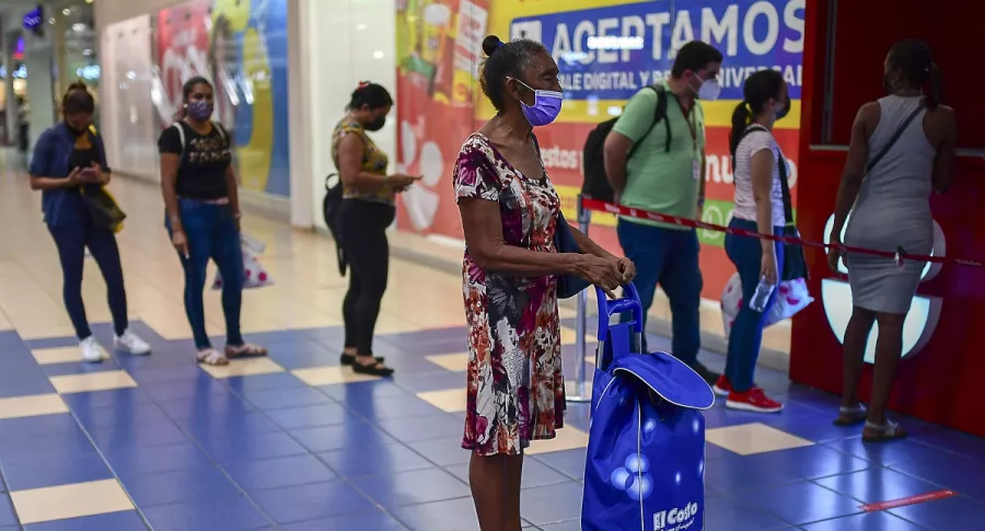 Imagen de fila de personas en centro comercial ilustra artículo Unicef se quejó de que se abrieron los centros comerciales y no las escuelas