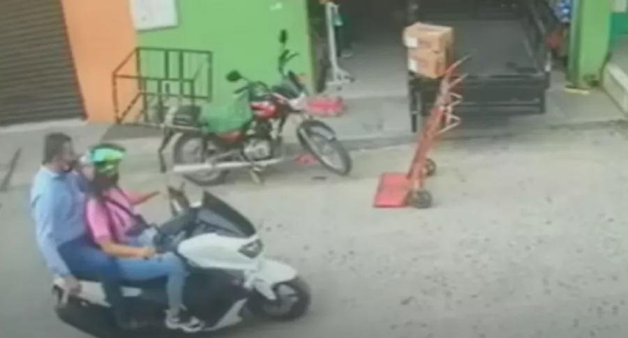 Imagen de cuando el comerciante sube a la moto sin saber que la mujer lo entregaría a secuestradores en Antioquia