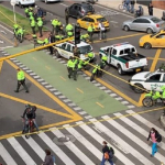 Reportan balacera en Carrera Séptima de Bogotá: mujer y un policía habrían muerto