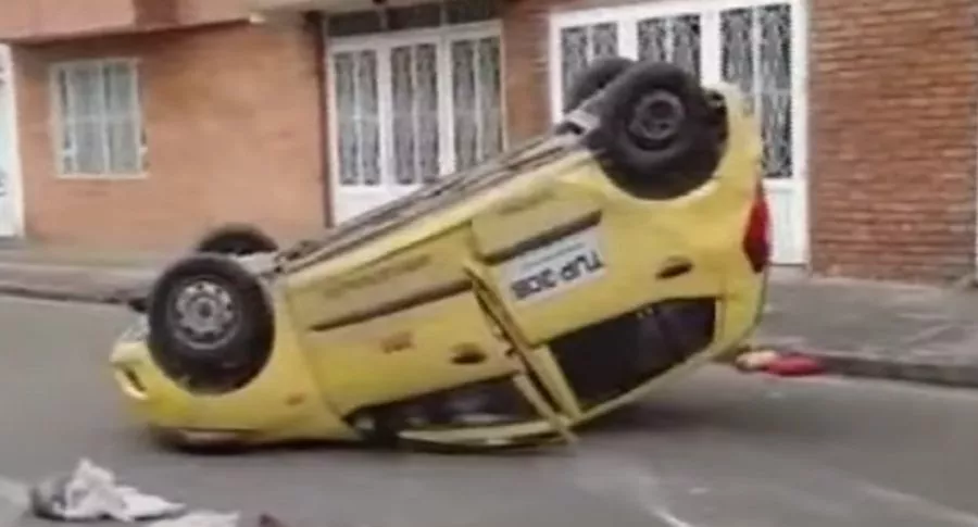 Imagen que muestra cómo quedó el taxi después del accidente, en Bogotá. 