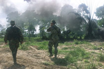 Críticas a Diego Molano por calificar niños reclutados como "máquinas de guerra". Soldados colombianos atacando el Eln en Arauca, 2002. Foto de referencia.