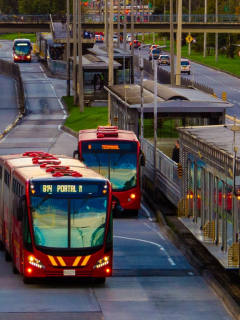 Buses de Transmilenio ilustran nota sobre la seguridad privada que está disminuyendo en el sistema