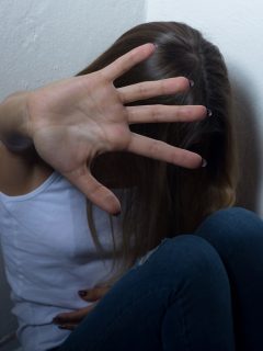 Mujer violentada ilustra nota sobre venezolana de 7 años apuñalada por su exnovio