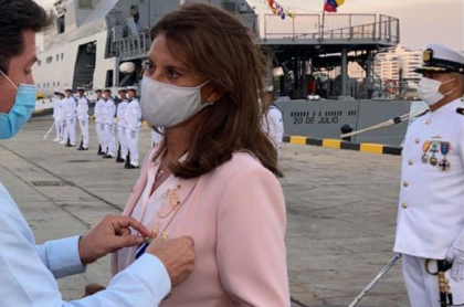 Marta Lucía Ramírez, que sufrió una caída en Cartagena, fue condecorada por el ministro de Defensa