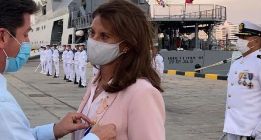 Marta Lucía Ramírez, que sufrió una caída en Cartagena, fue condecorada por el ministro de Defensa