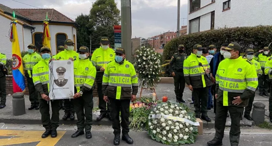 Imagen del homenaje al policía muerto; José Carvajalino, compañero de Edwin Caro, detalló la balacera en Bogotá