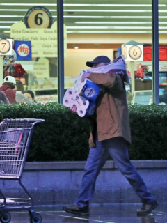 Hombre sale de supermercado con rollos de papel higiénico, ilustra nota de 3 años de cárcel para ladrones que robaron 600 rollos de papel higiénico